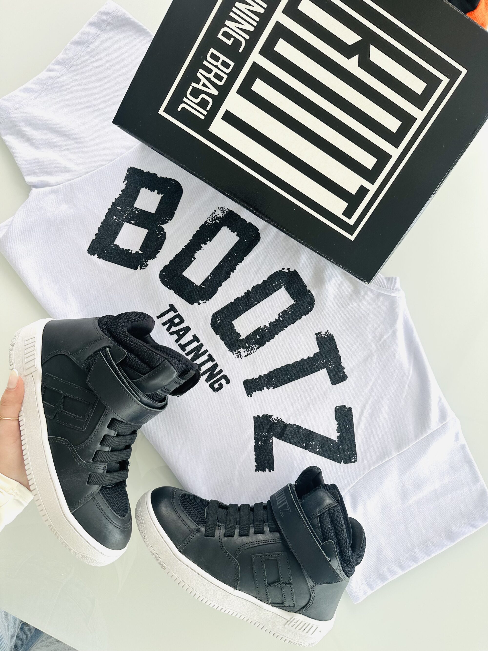Compre: Bootz Preta e Ganhe: Camiseta Oversized - Imagem 1