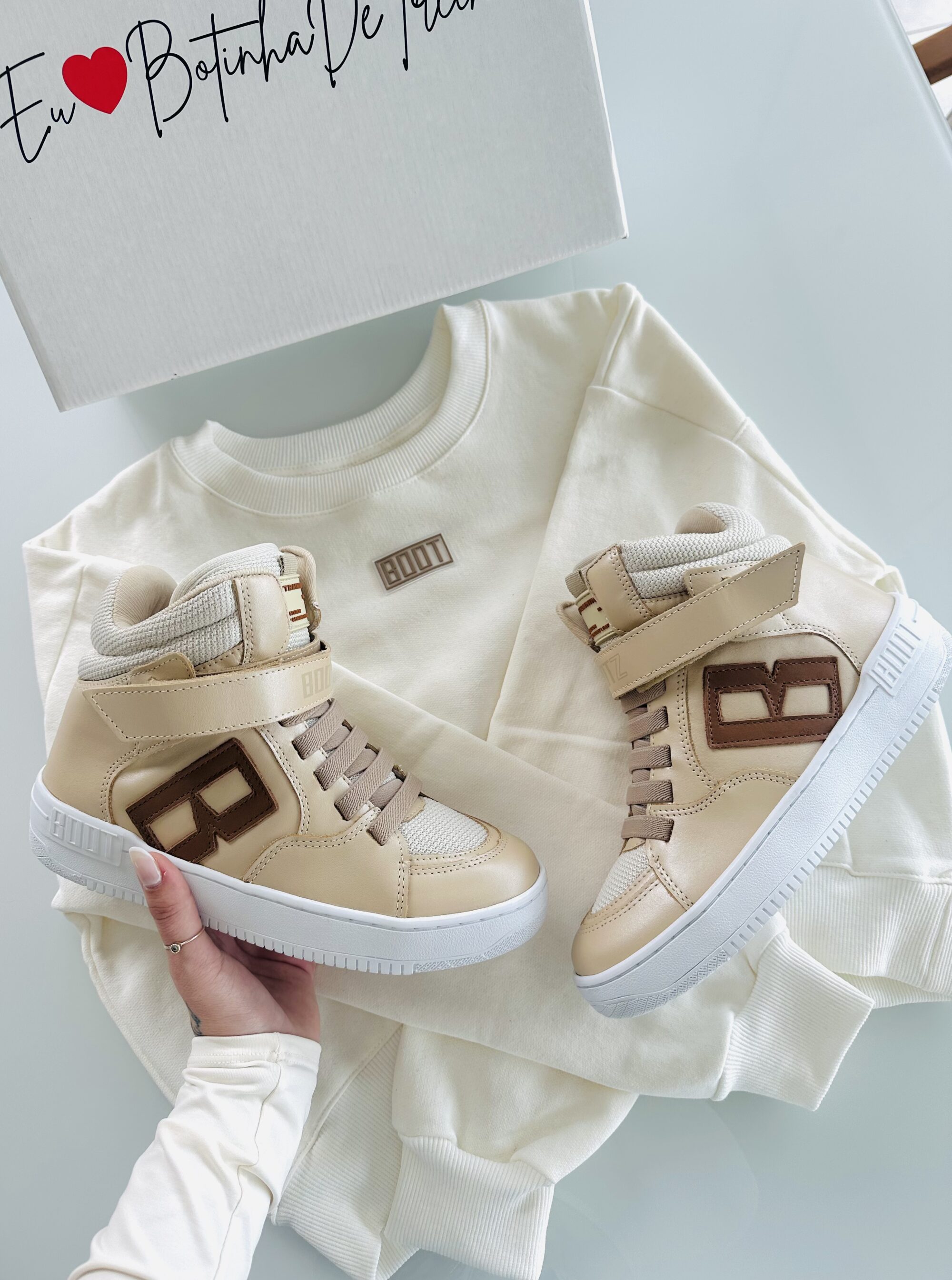 Compre: Bootz Nude e Ganhe: Cropped Moletom - Imagem 1